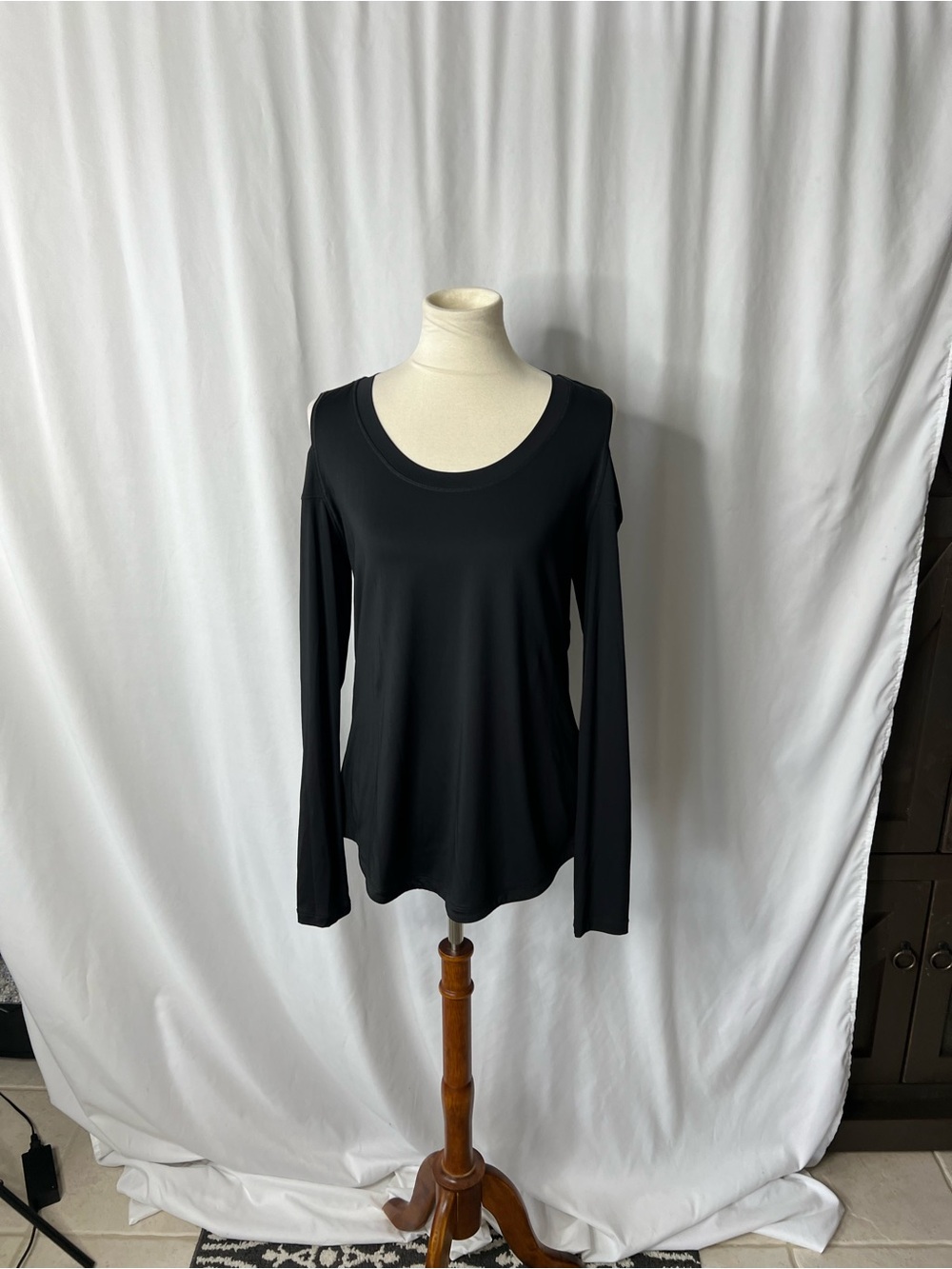 CALIA by Carrie Underwood Black Cold Shoulder Active Top – Women’s Large